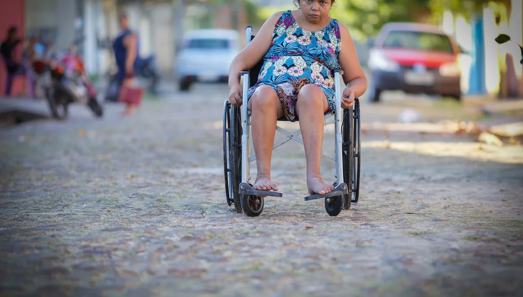Antônia kerliane tem dificuldade de andar de cadeira de rodas 