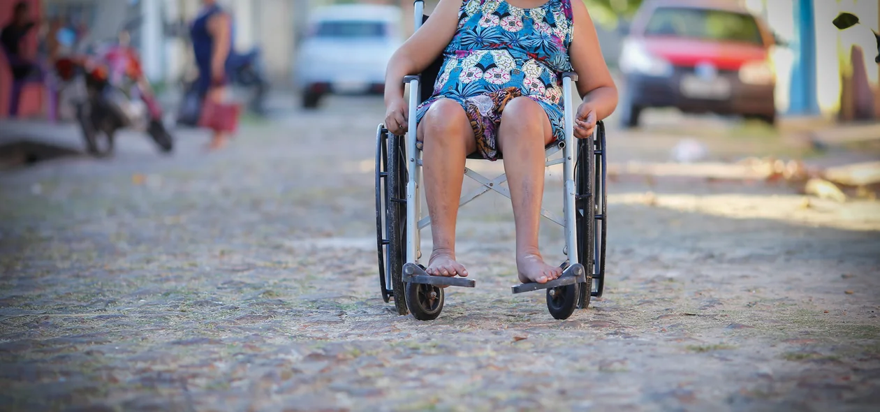 Antônia kerliane tem dificuldade de andar de cadeira de rodas 