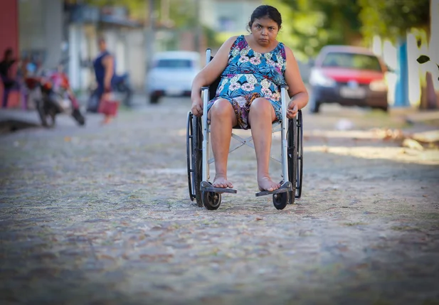 Antônia kerliane tem dificuldade de andar de cadeira de rodas 