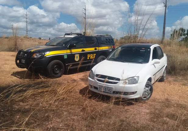 Automóvel de passeio recuperado pela PRF em Teresina