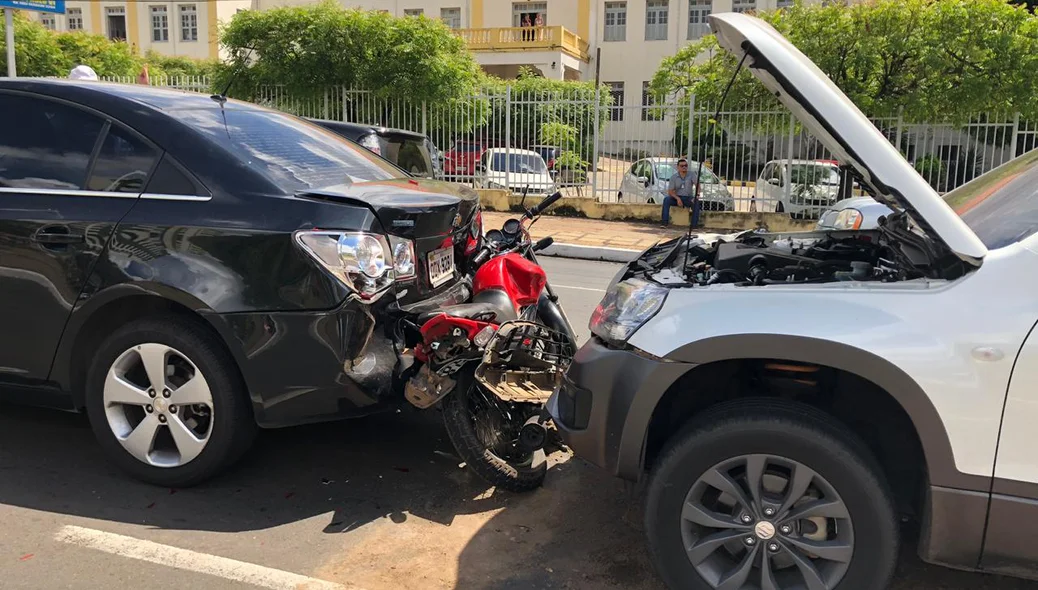 Colisão entre veículos na Avenida Frei Serafim