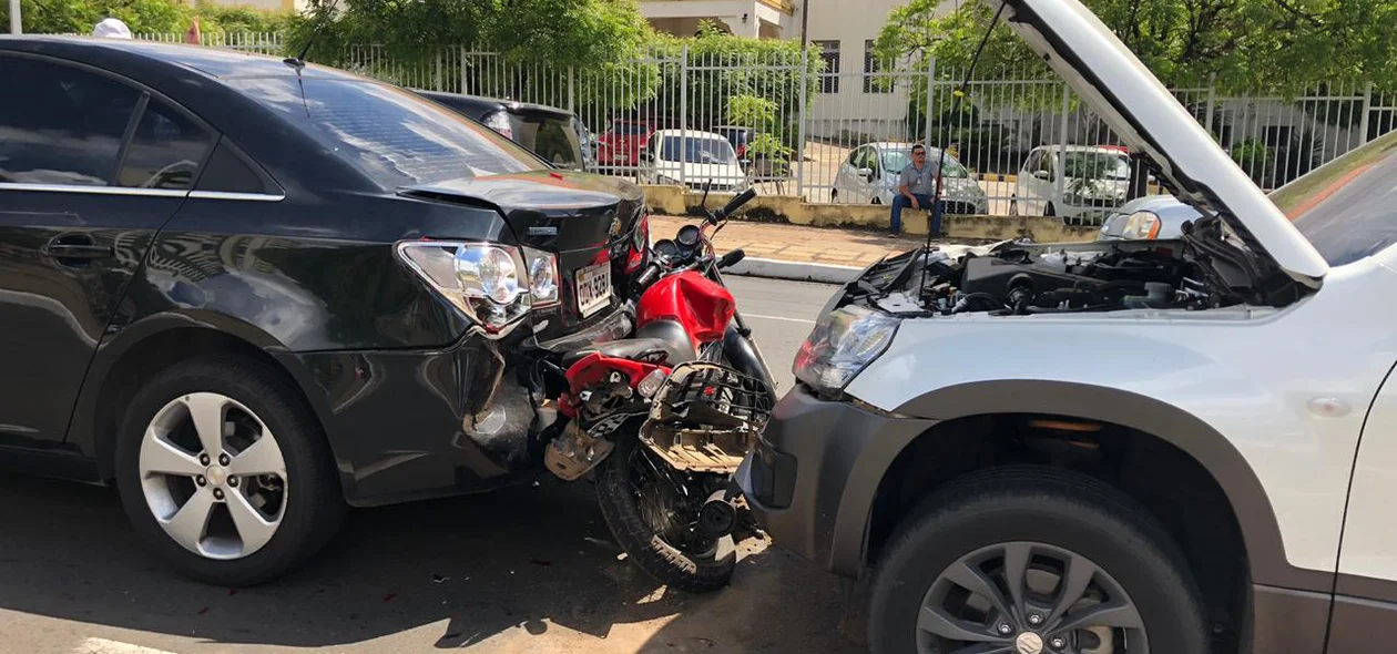 Colisão entre veículos na Avenida Frei Serafim