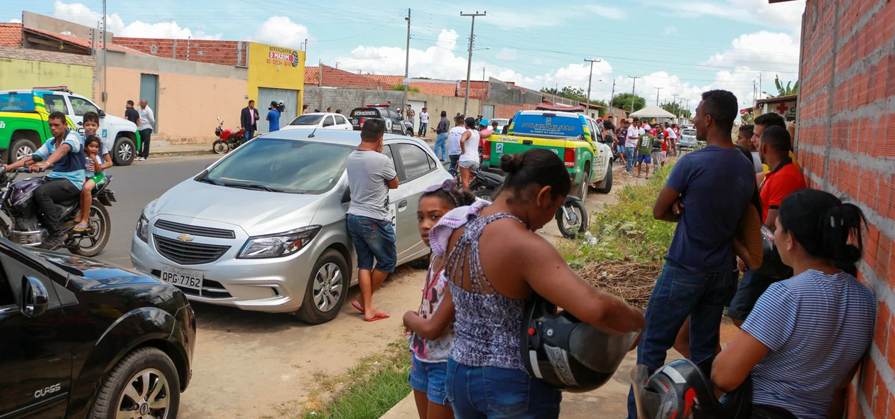 Curiosos no local do crime no Teresina Sul