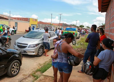 Curiosos no local do crime no Teresina Sul