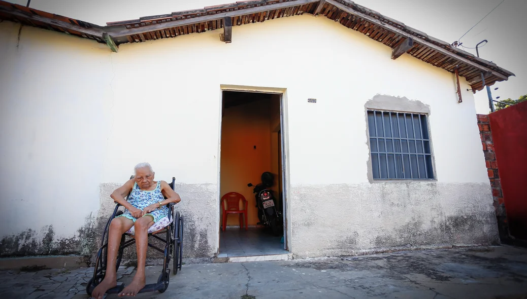 Dona Maria Gomes na porta de casa