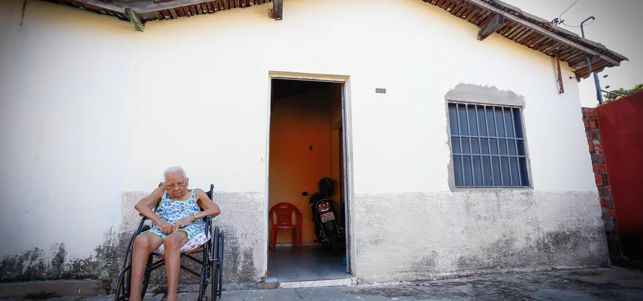 Dona Maria Gomes na porta de casa