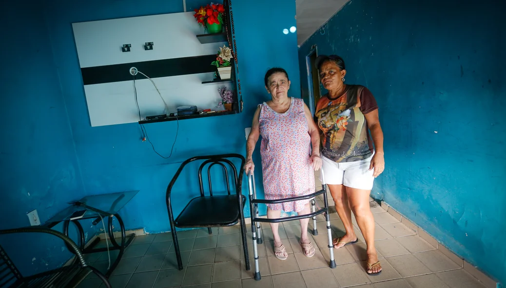 Dona Rosa ao lado da sua filha