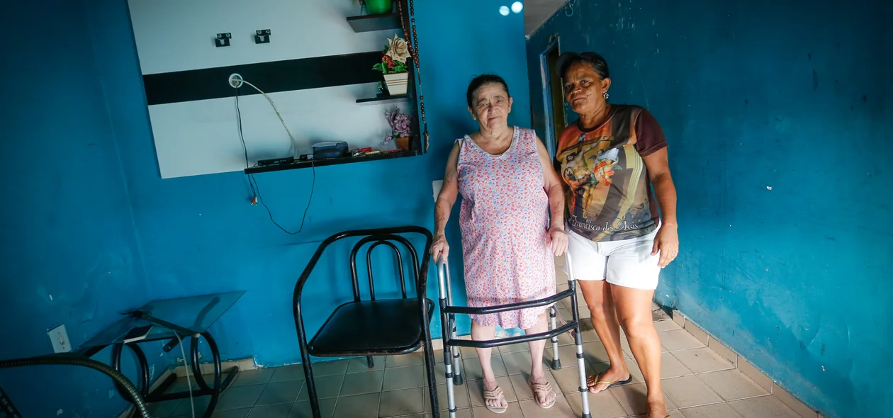 Dona Rosa ao lado da sua filha