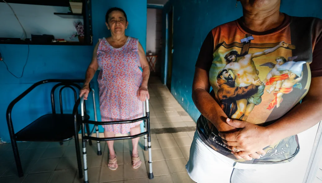Dona Rosa tem dificuldade de andar na rua 