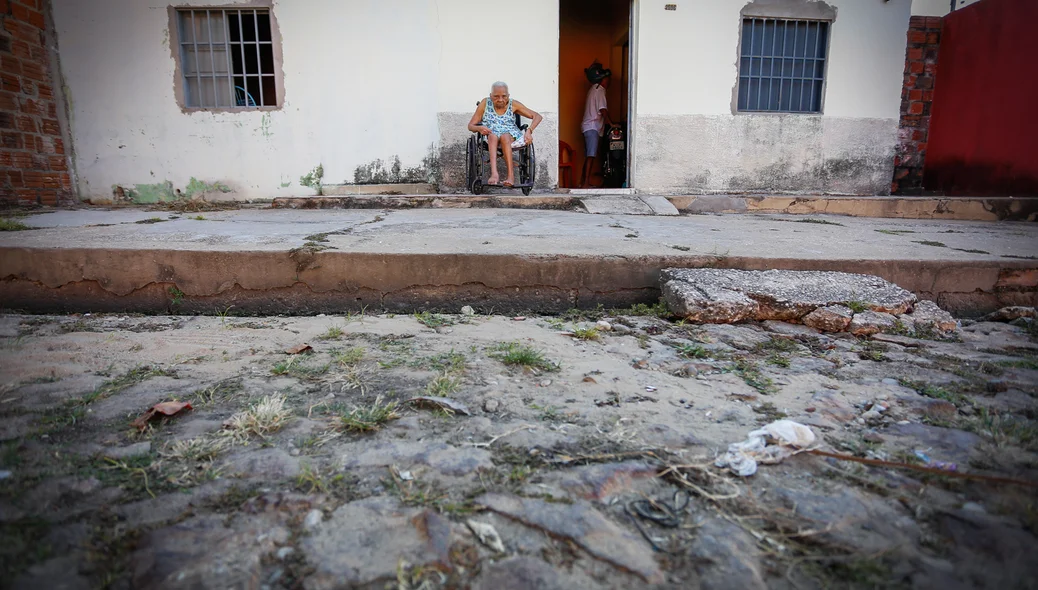 Maria Gomes de Araújo não sai mais de casa por conta da rua