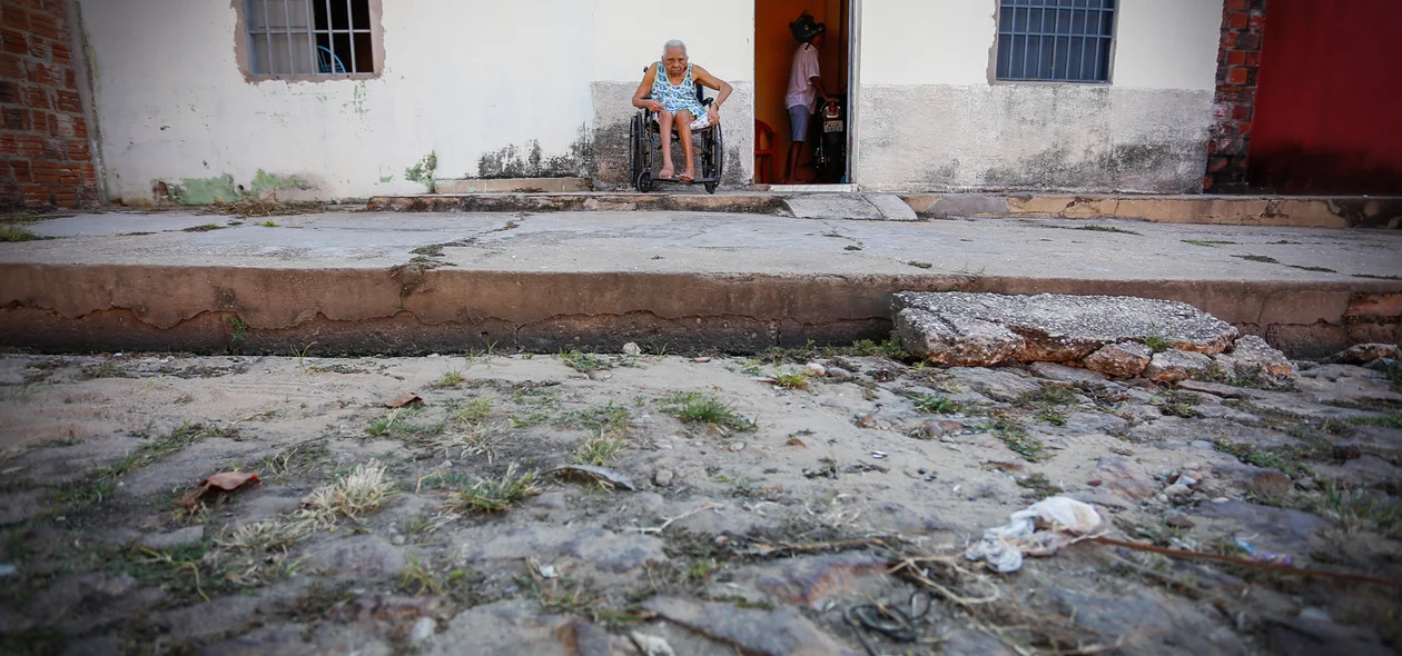 Maria Gomes de Araújo não sai mais de casa por conta da rua