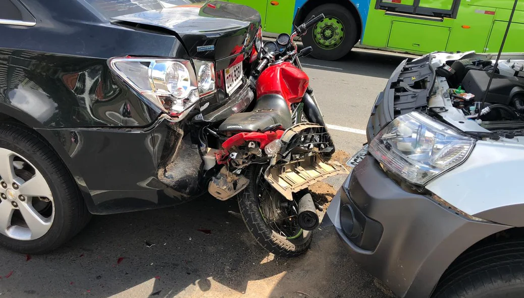 Motocicleta foi imprensada pelos dois veículos