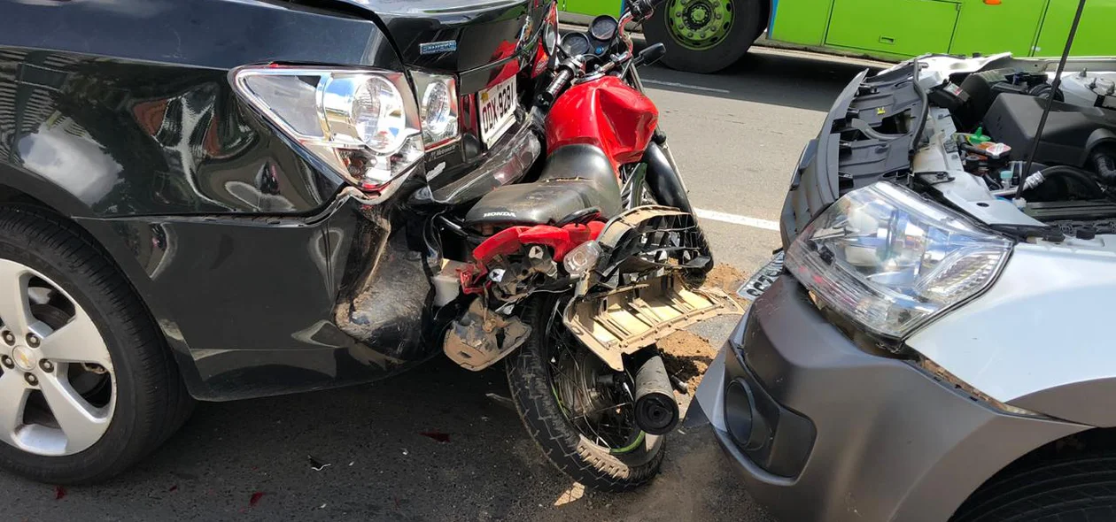 Motocicleta foi imprensada pelos dois veículos