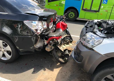 Motocicleta foi imprensada pelos dois veículos