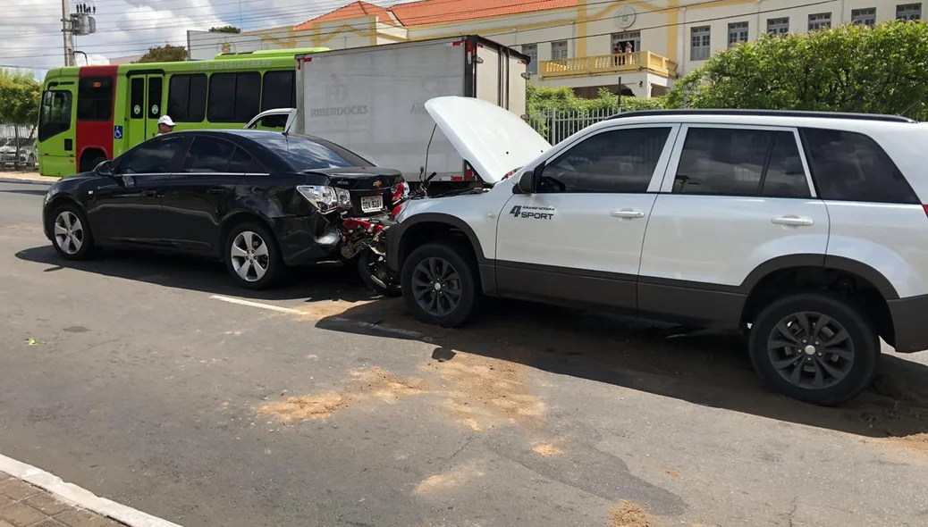 Veículos ficaram parcialmente destruídos