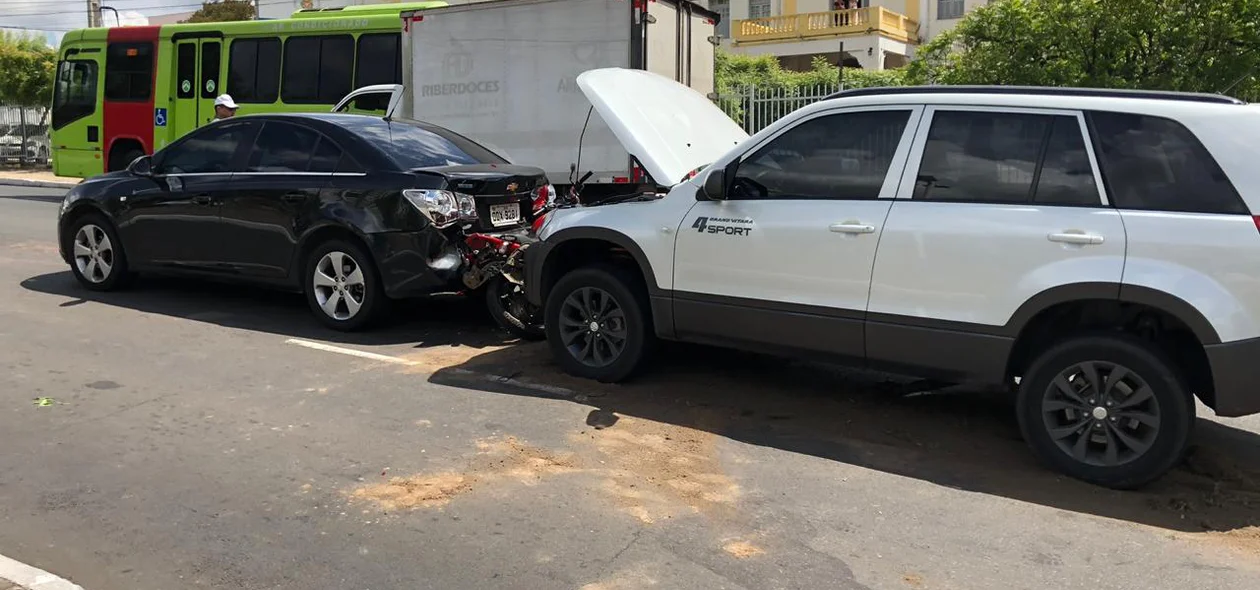 Veículos ficaram parcialmente destruídos