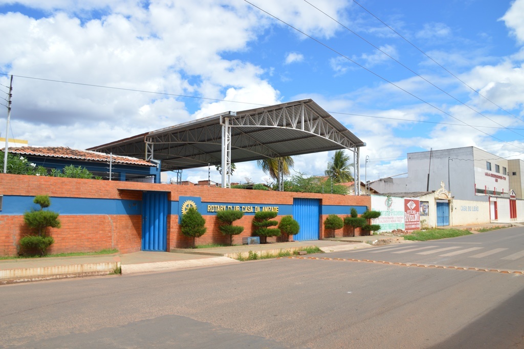 Imóvel fica situado entre as sedes do Rotary e do Lions