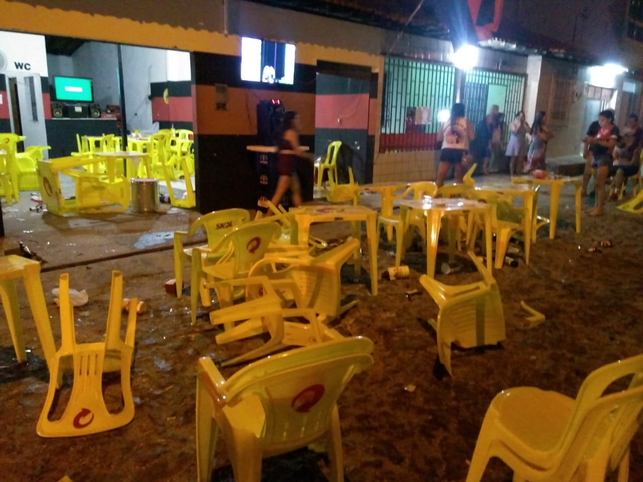 Bar tem mesas reviradas após confusão entre torcidas adversárias