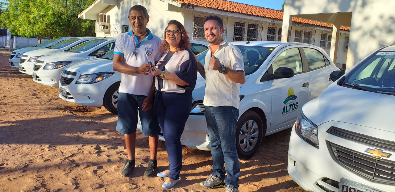 Patrícia Leal entrega frota de veículos