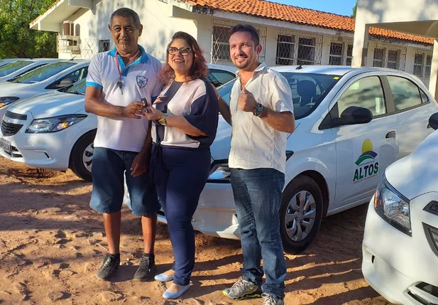 Patrícia Leal entrega frota de veículos