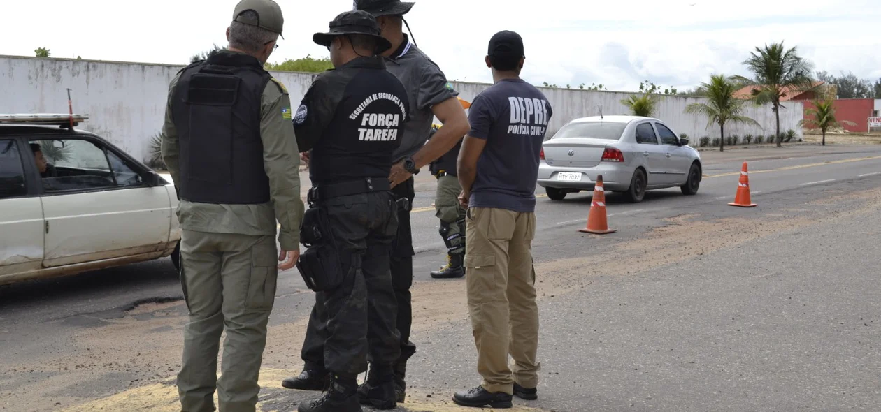 A polícia realizou blitz para evitar entrada de droga no município
