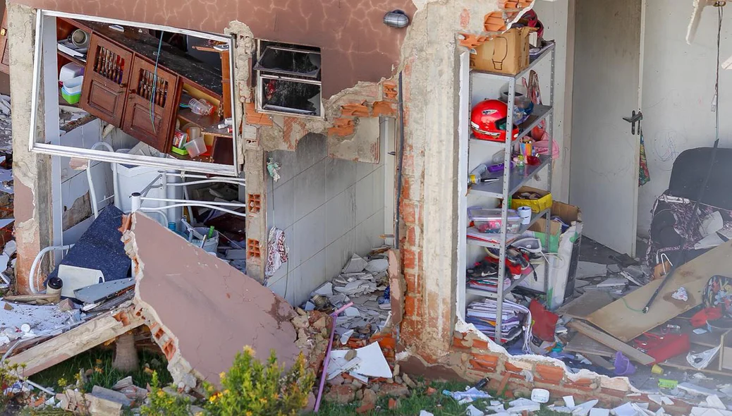 Apartamento ficou destruído com a explosão 
