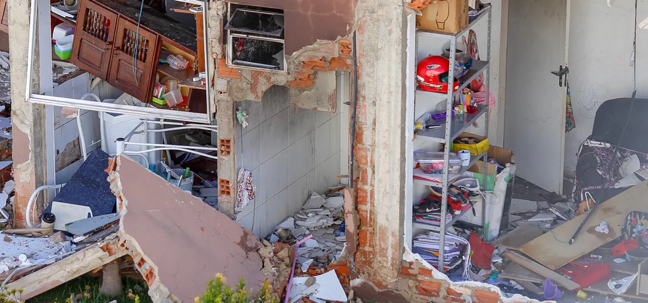 Apartamento ficou destruído com a explosão 