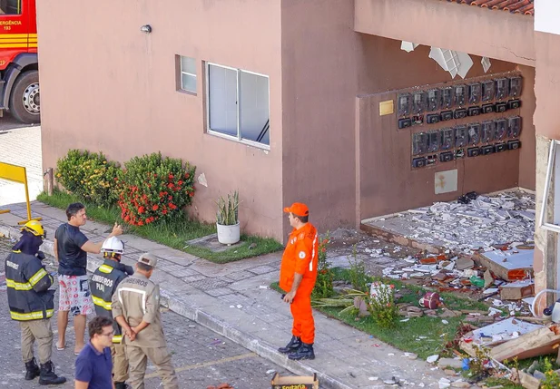 Corpo de bombeiros foi até o local da explosão 