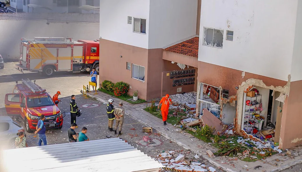 Equipe do corpo de bombeiros no local 