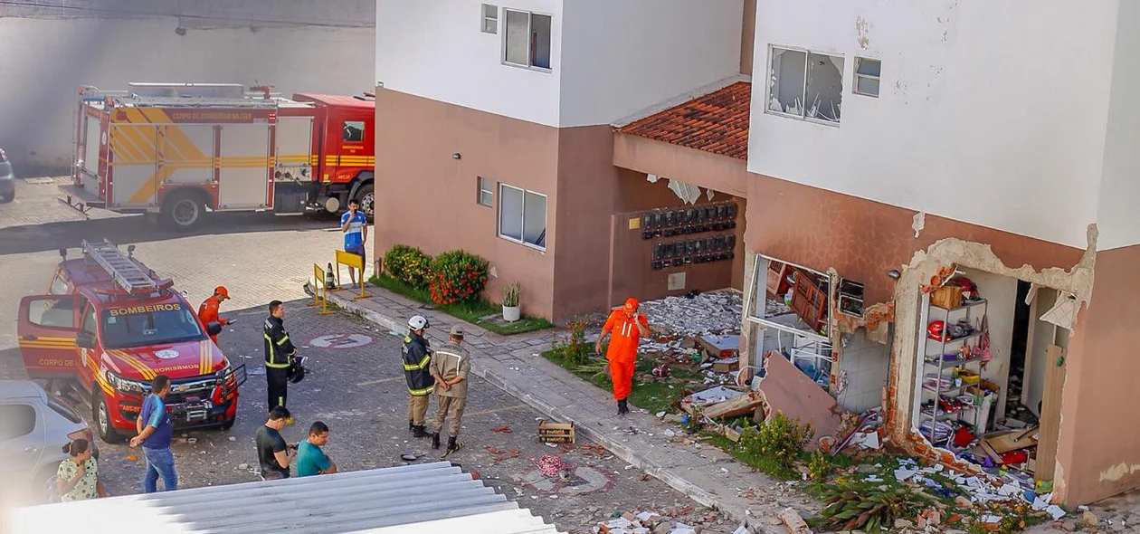 Equipe do corpo de bombeiros no local 