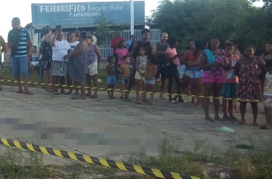 Vítima foi morta no meio da praça