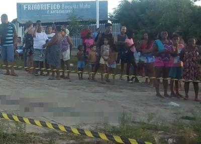 Vítima foi morta no meio da praça