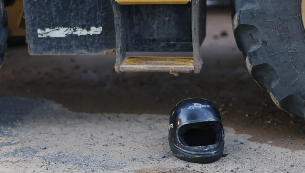 Capacete do motociclista no local