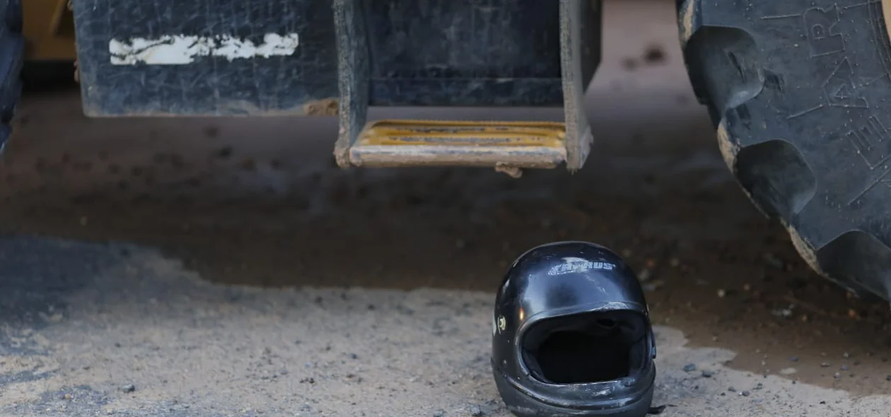 Capacete do motociclista no local