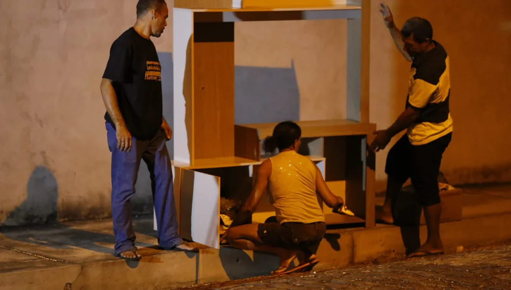Moradores retiraram os móveis da residência
