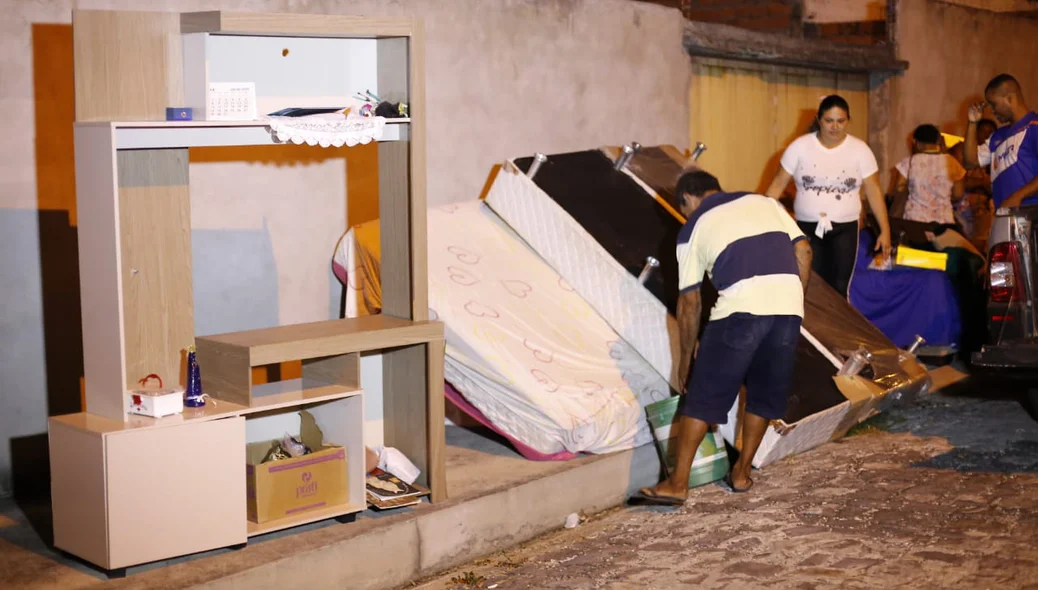 Móveis foram retirados da casa após o princípio de incêndio