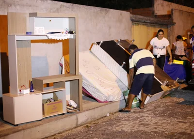 Móveis foram retirados da casa após o princípio de incêndio
