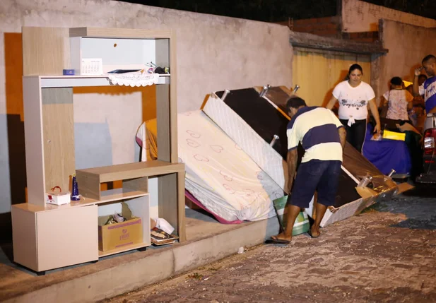 Móveis foram retirados da casa após o princípio de incêndio