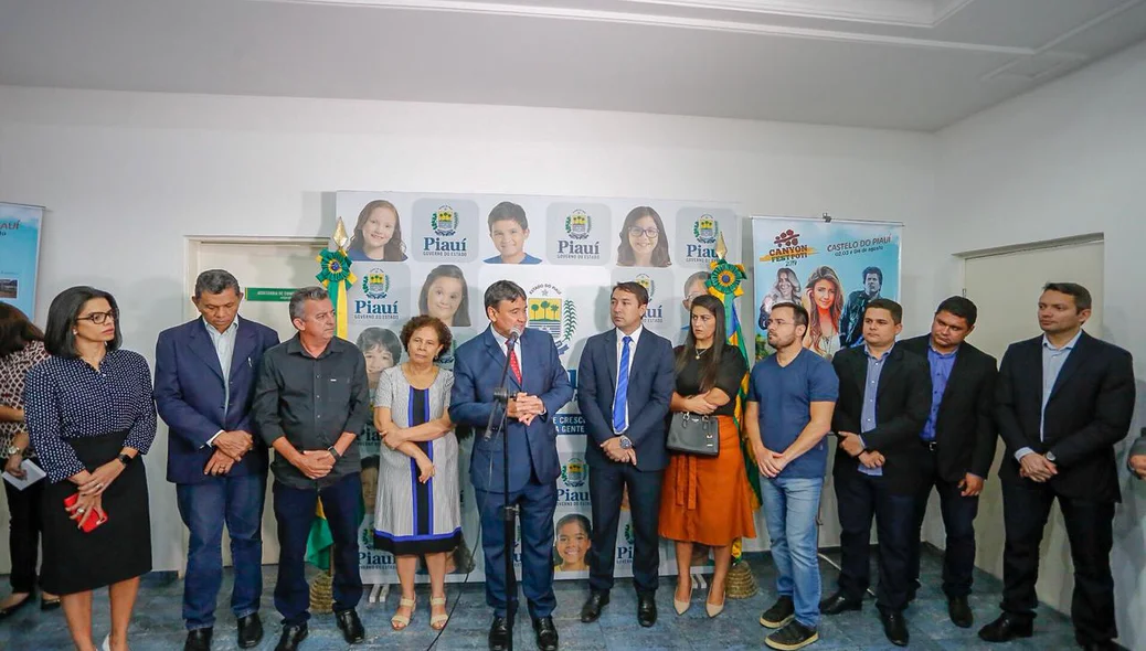 Autoridades presentes no lançamento