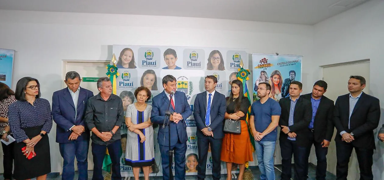 Autoridades presentes no lançamento