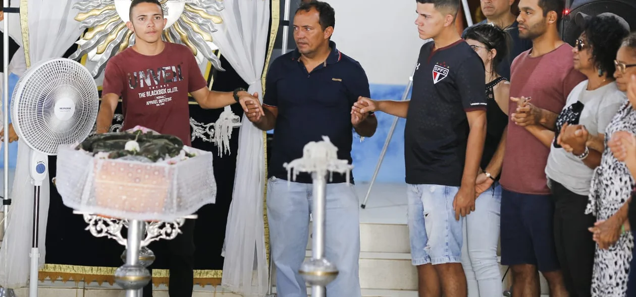 Familiares de mãos dadas
