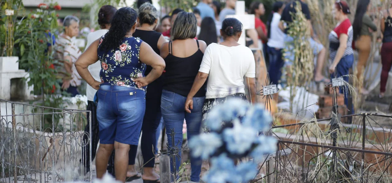 Familiares e amigos reunidos no enterro de Gabriel Brenno