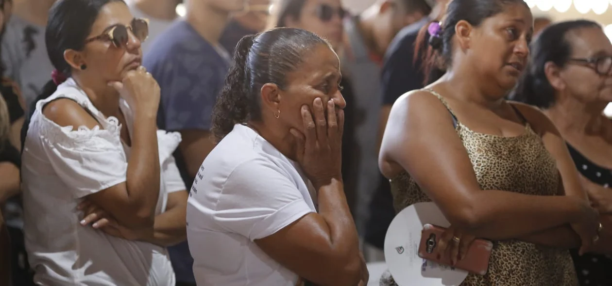 Familiares e amigos se despedem do jovem estudante
