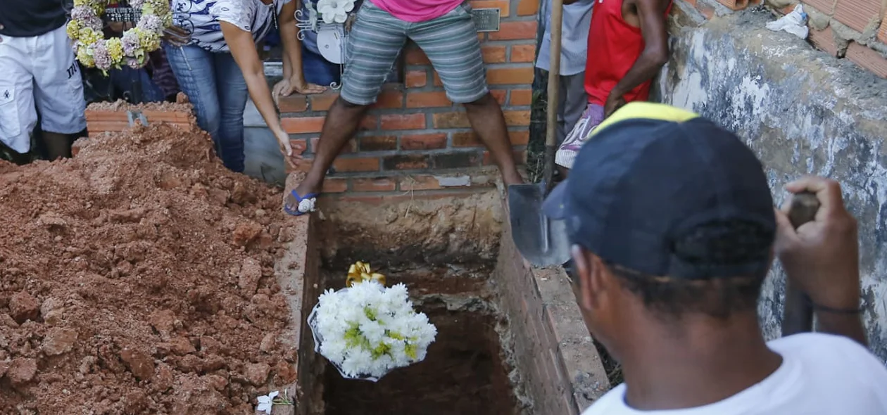 Mãe de Gabriel Brenno se despedindo do jovem que foi baleado na cabeça
