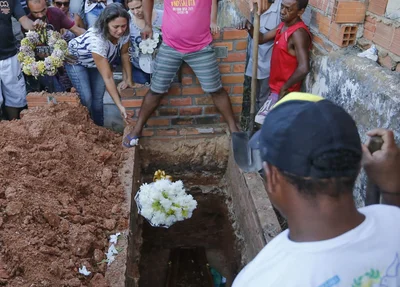 Mãe de Gabriel Brenno se despedindo do jovem que foi baleado na cabeça