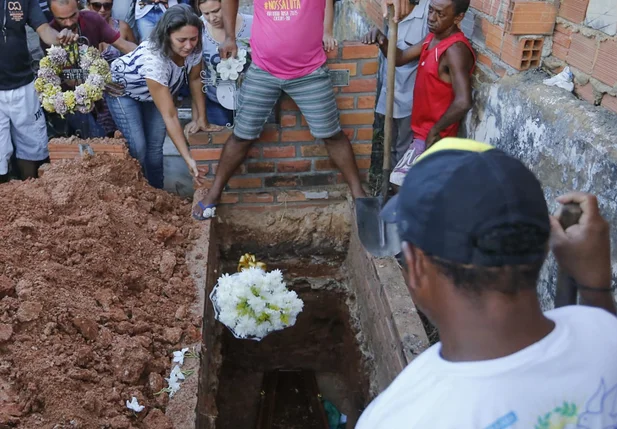 Mãe de Gabriel Brenno se despedindo do jovem que foi baleado na cabeça