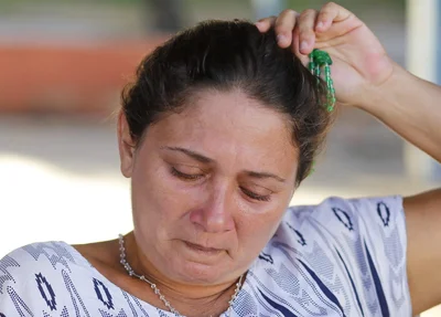 Mãe do estudante emocionada ao lamentar a morte do seu filho