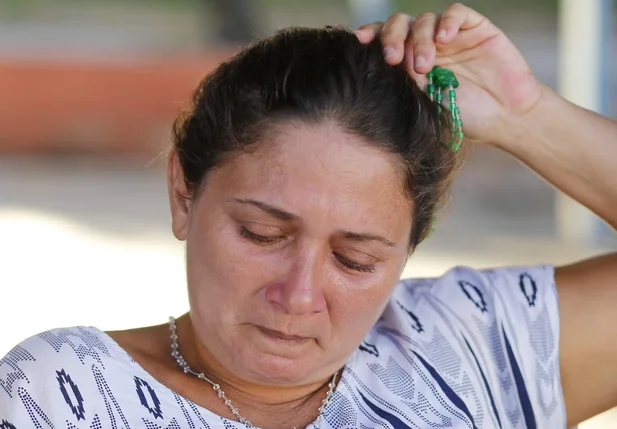 Mãe do estudante emocionada ao lamentar a morte do seu filho