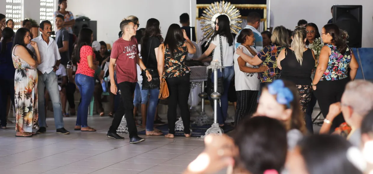 No local do velório, amigos e familiares se despedem