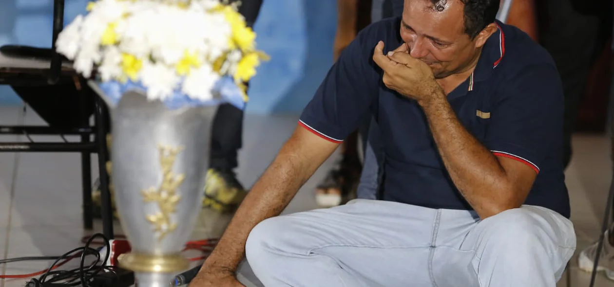 O pai de Gabriel chora após perder seu filho